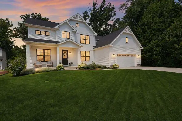 18 Blue Grass Way, Chesterton, IN 46304