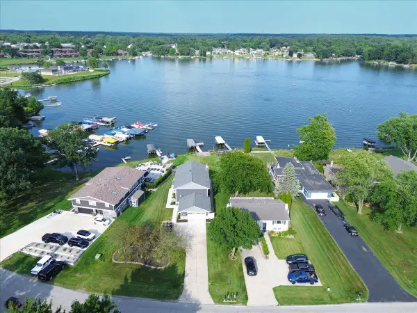 3496 W Lakeshore Drive, Crown Point, IN 46307