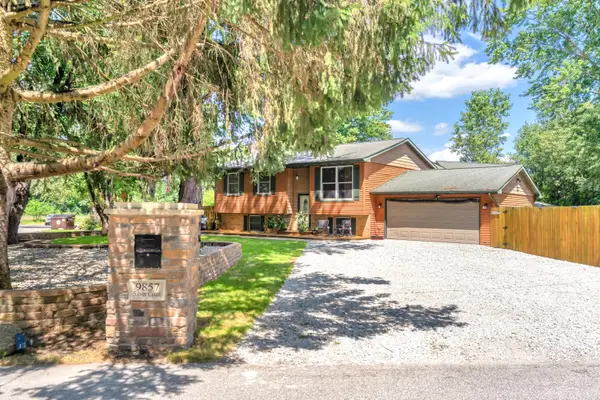 9857 Silver Court, DeMotte, IN 46310