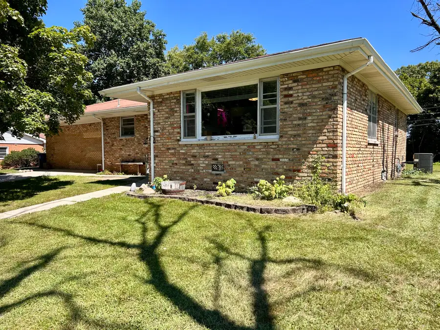 211 Carnation Street Ne, Demotte, IN 46310 - #2