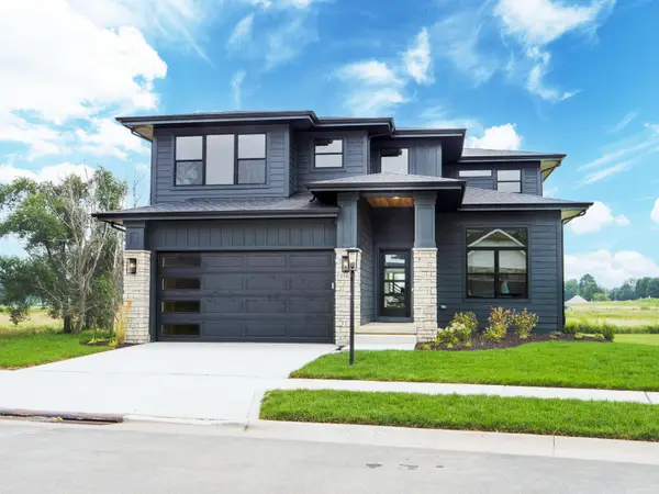 1753 Trailbrook, Valparaiso, IN 46385