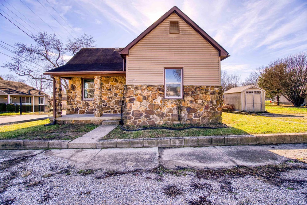 410 W Elm Street, Oakland City, IN 47660 BHGRE