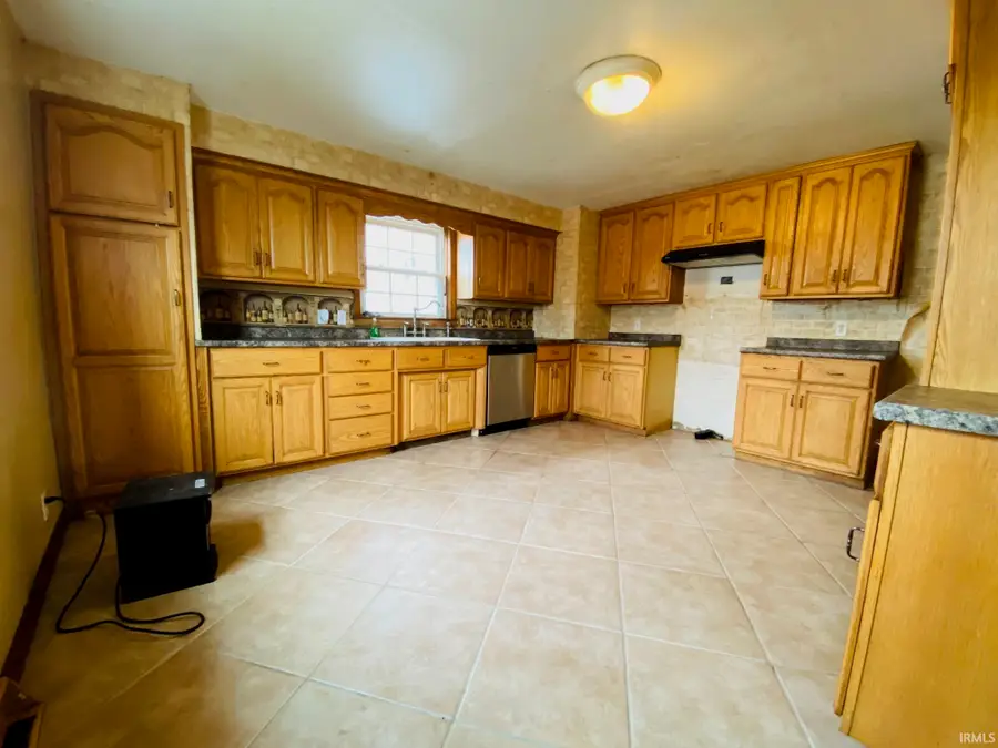 600 N Bluff Street, Winslow, IN 47598 - Image #2