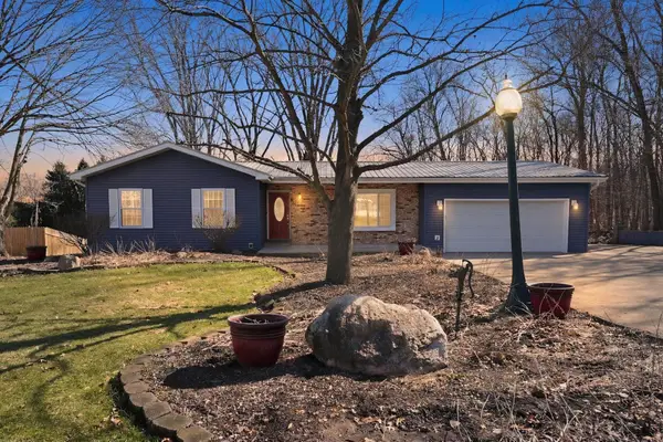 2438 S Woodland Trail, Warsaw, IN 46580