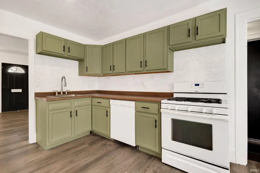 1202 S Twyckenham Drive, South Bend, IN 46615 - #3