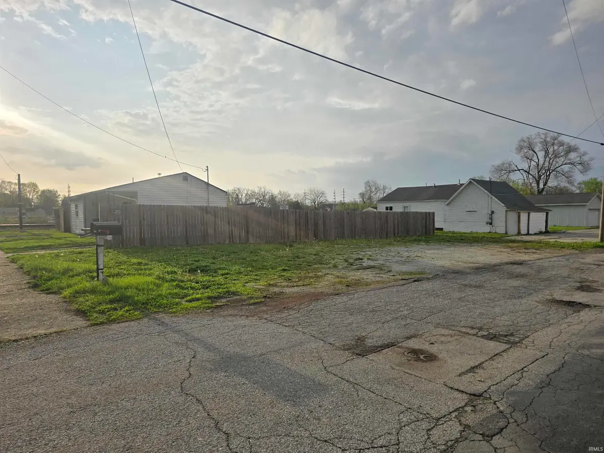 114 E Highland Avenue, Marion, IN 46952 - #1