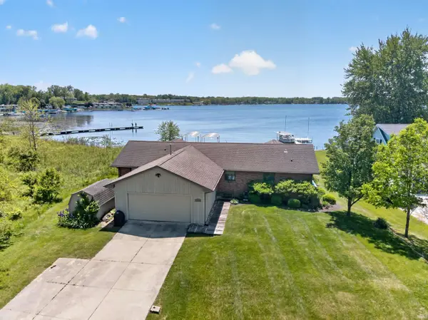 10337 N Buttermilk Drive, Syracuse, IN 46567