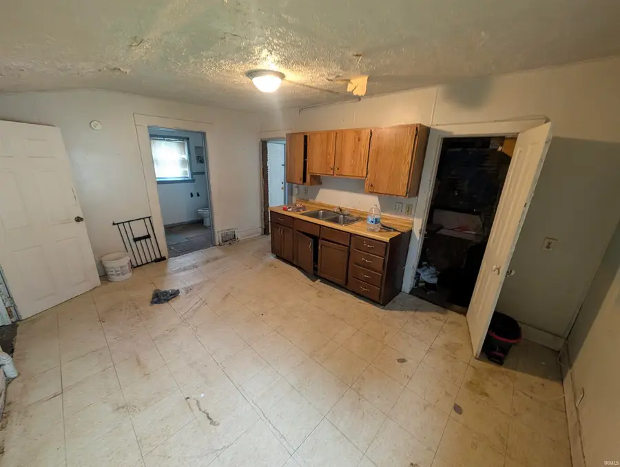1028 W Garfield Avenue, Elkhart, IN 46516 - #3