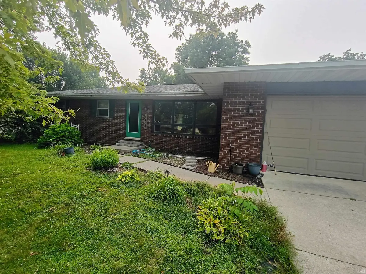 1104 N Hiawatha Drive, Syracuse, IN 46567 - #1