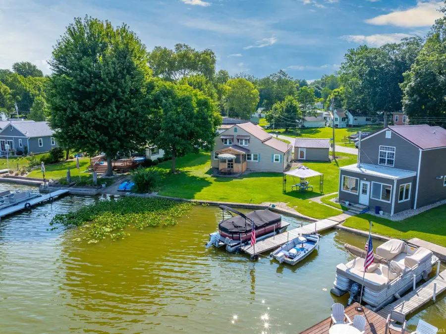 801 N Edgewater Street, Silver Lake, IN 46982 - #2