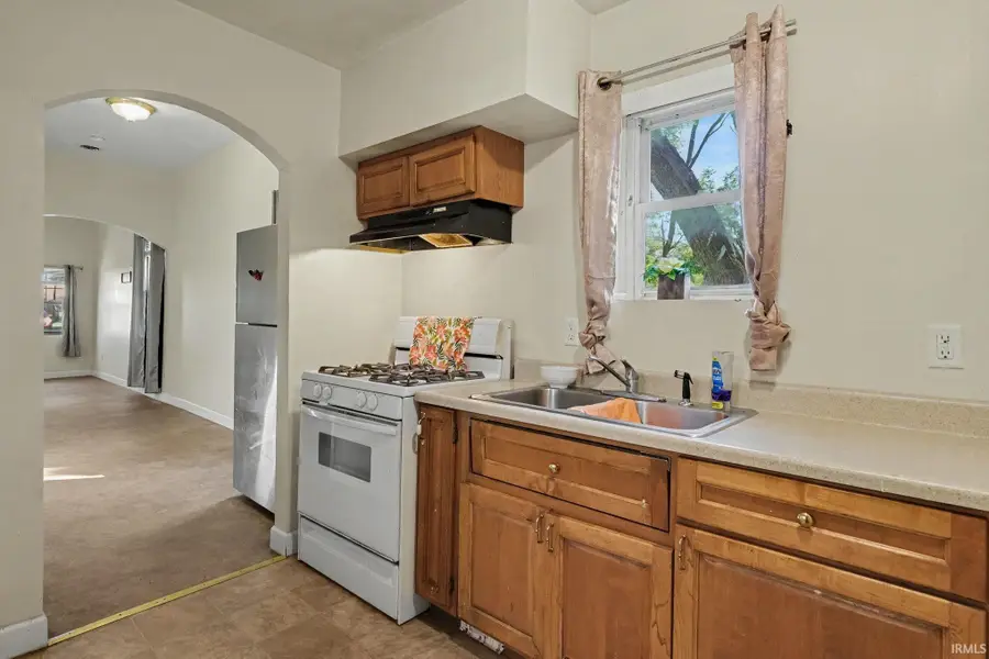 1221 W Wolf Avenue, Elkhart, IN 46516 - #2