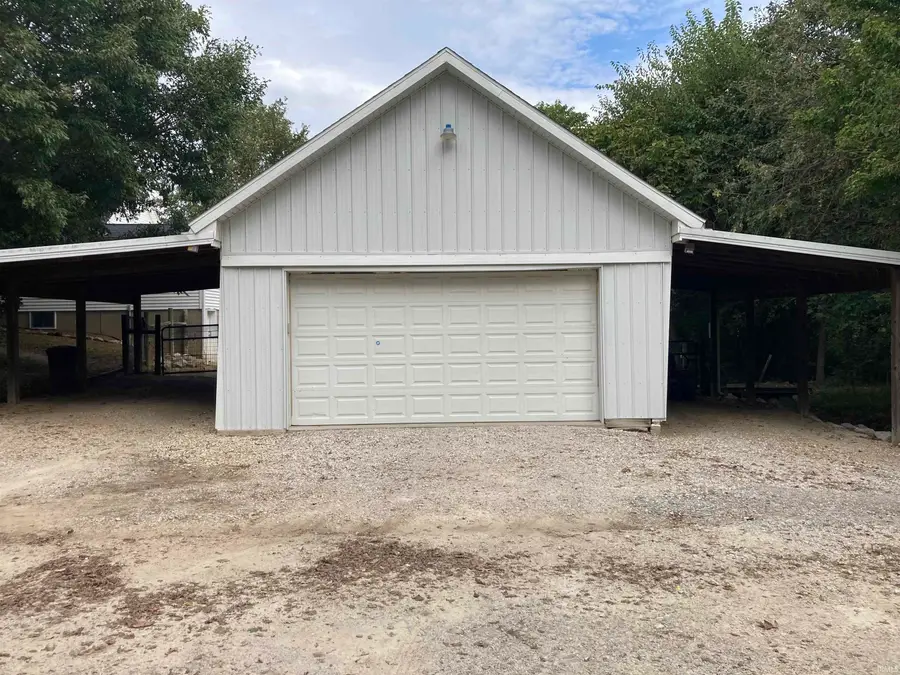 1644 S 1300 E, Oakland City, IN 47660 - #2