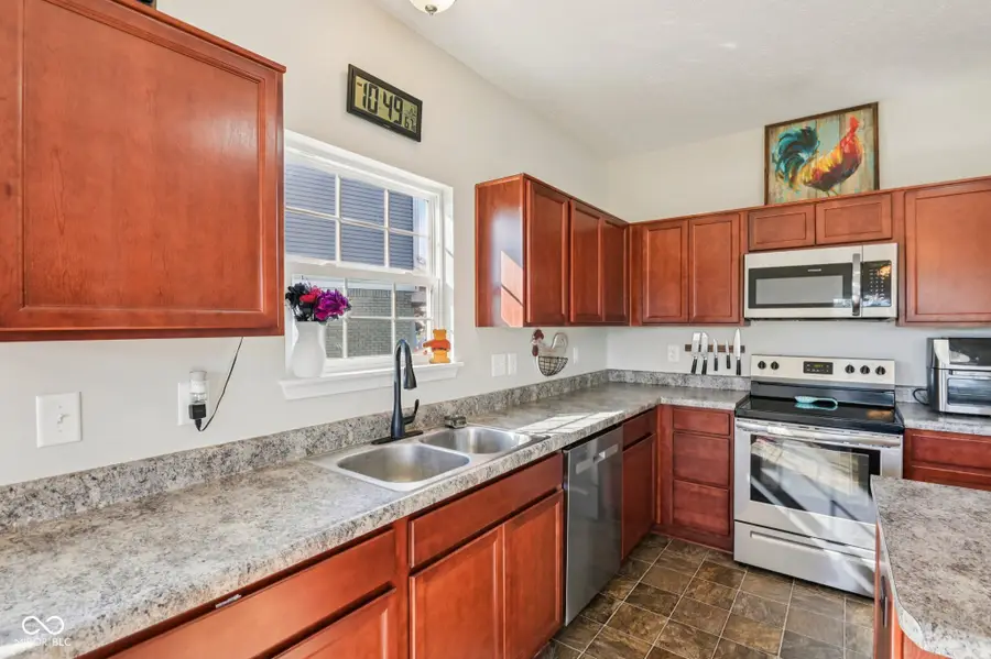 1749 N Creekwater Pass, Greenfield, IN 46140 - Image #2