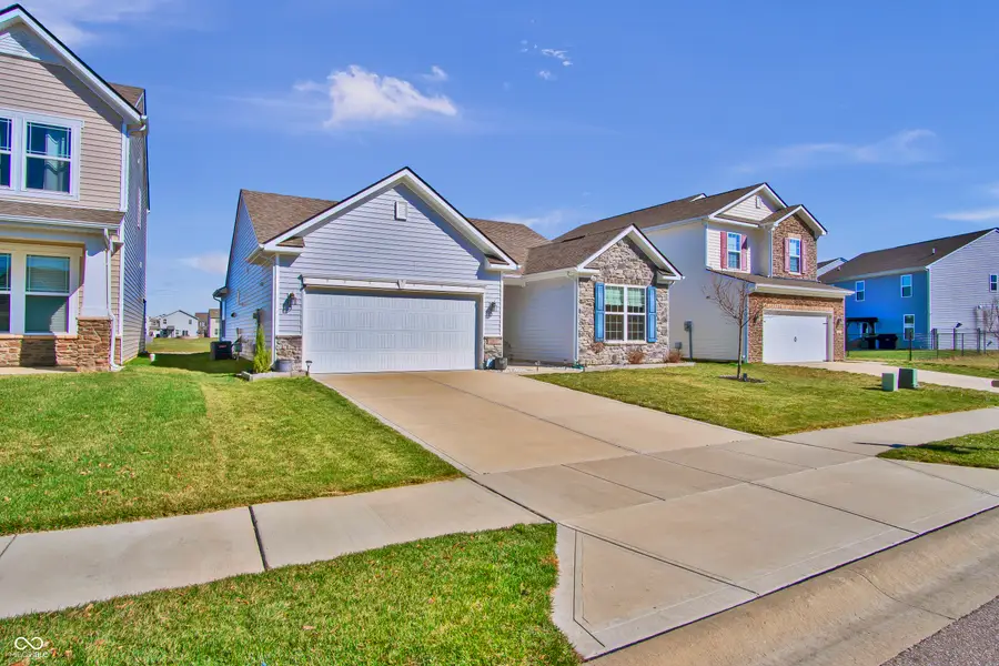 2566 Creek Bank Drive, Columbus, IN 47201 - #2