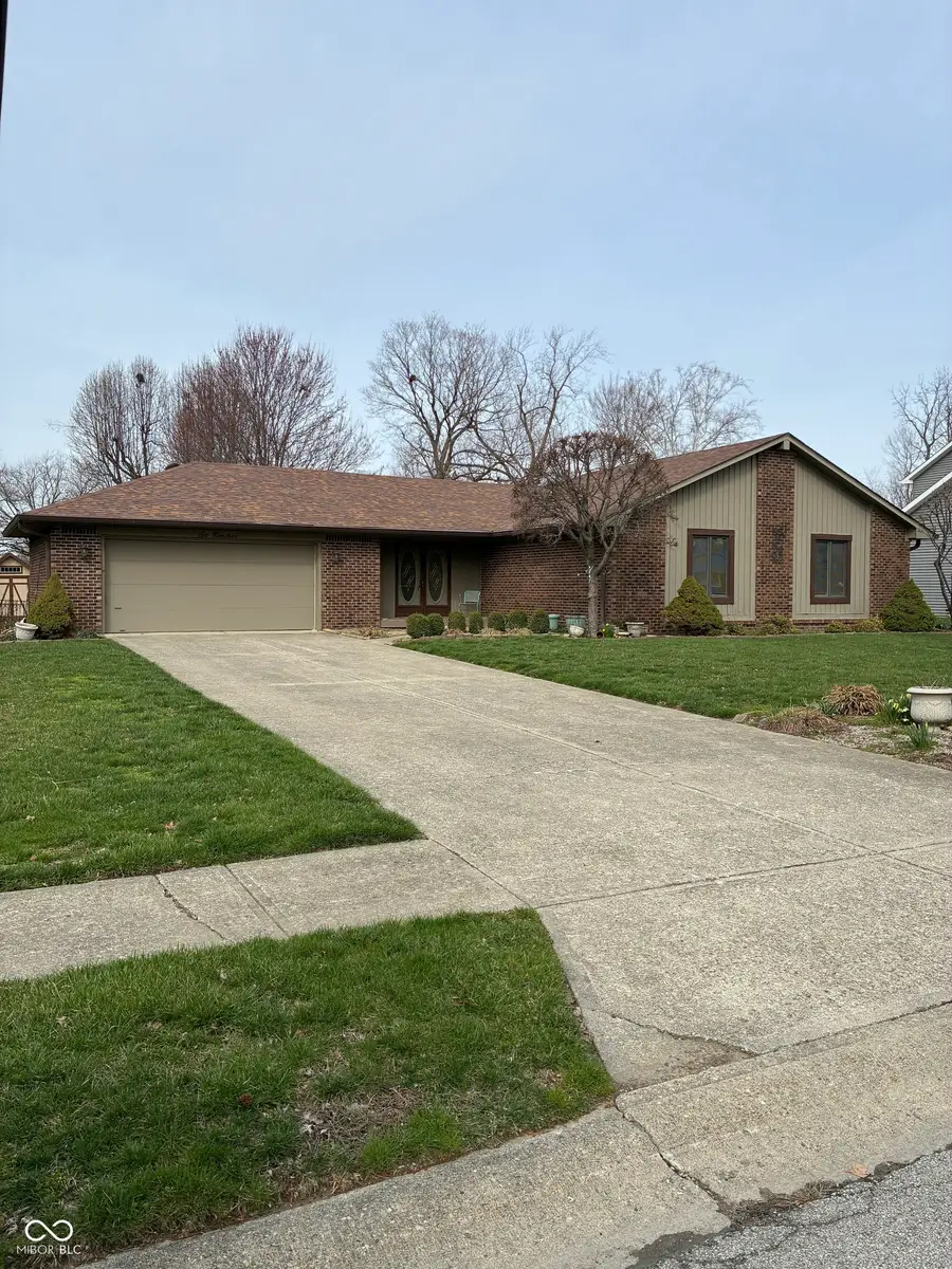 600 S Oakwood Drive, Greenwood, IN 46142 - #2