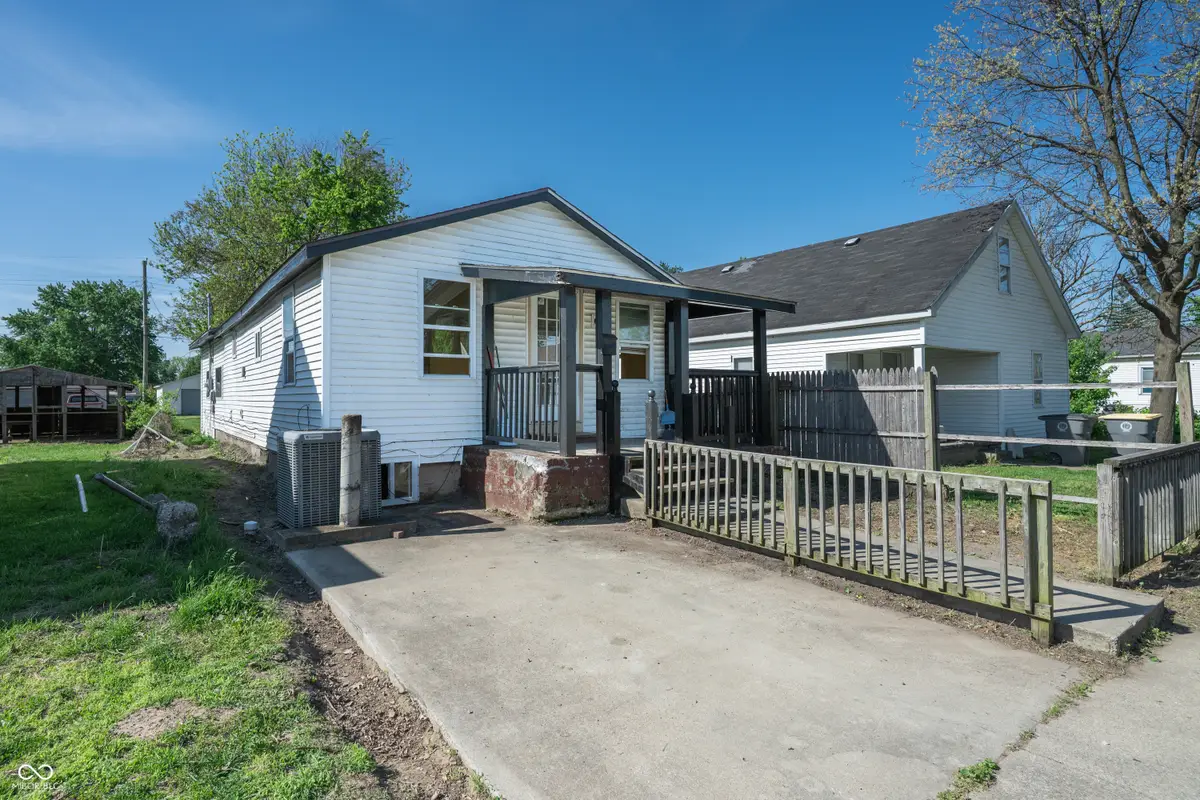 811 W Laurel Street, Seymour, IN 47274 - #1
