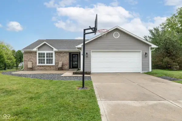221 Creekside Court, Whiteland, IN 46184
