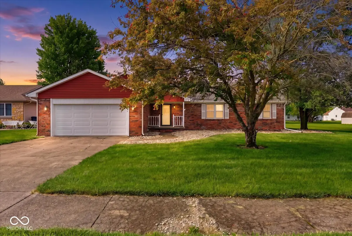 915 Oak Park Drive, Shelbyville, IN 46176 - #1