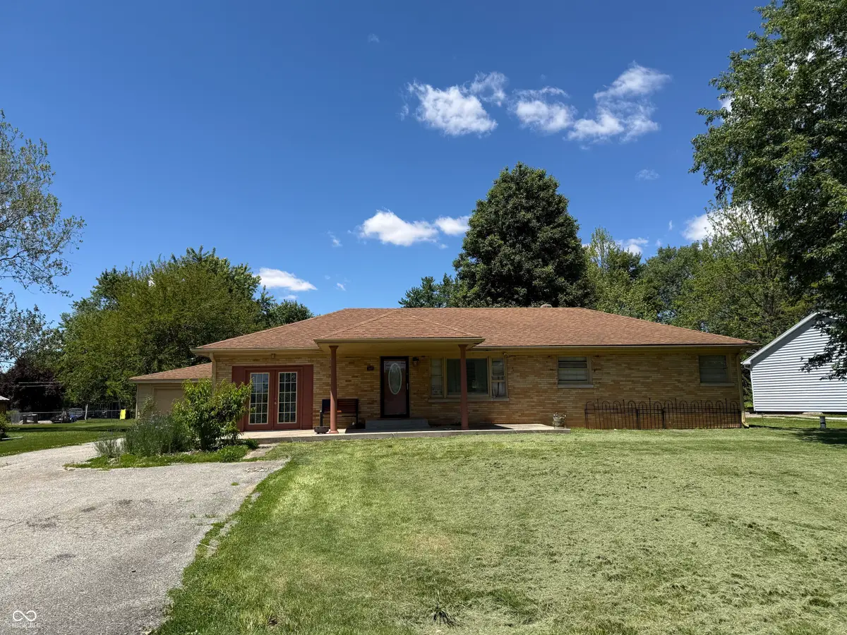 2827 S Oakland Drive, Shelbyville, IN 46176 - #1