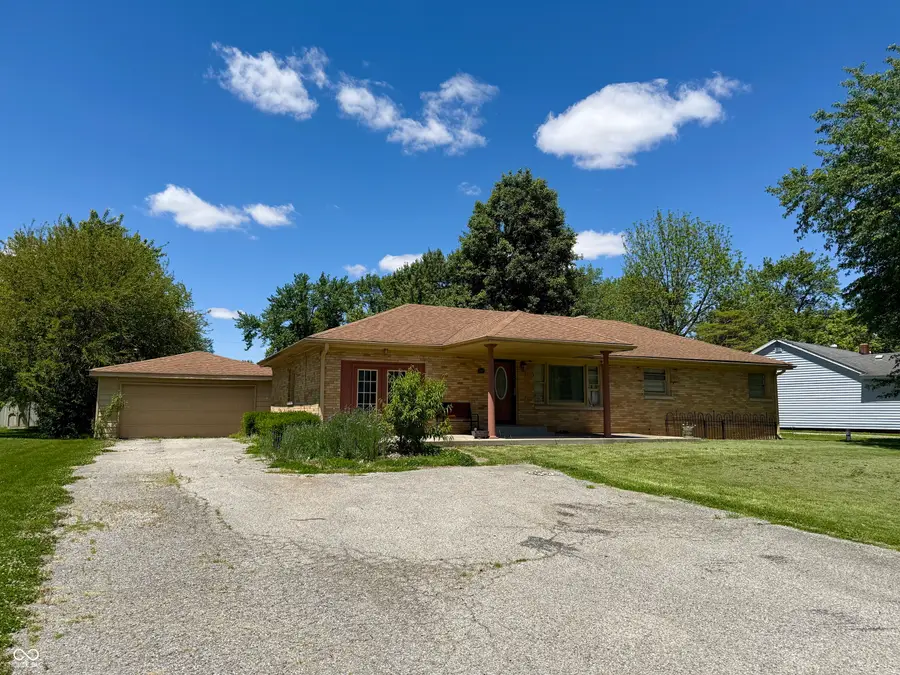 2827 S Oakland Drive, Shelbyville, IN 46176 - #2