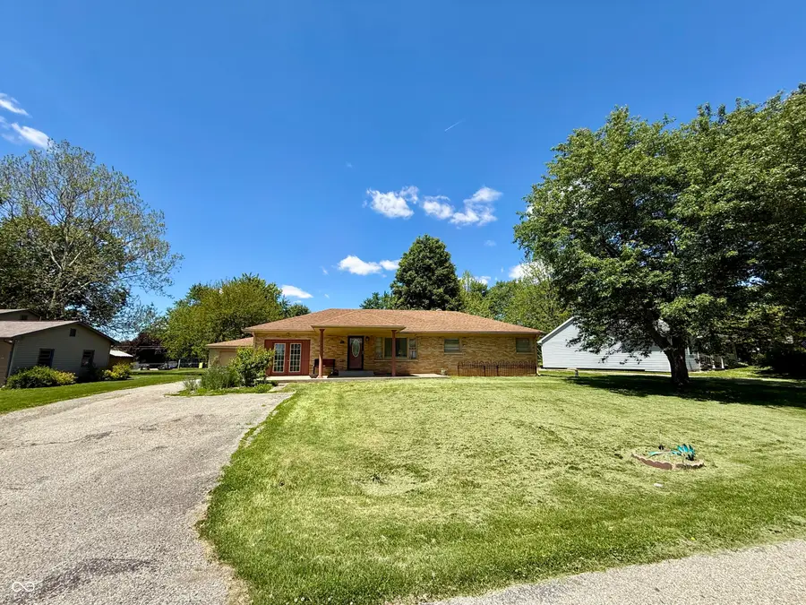 2827 S Oakland Drive, Shelbyville, IN 46176 - #3