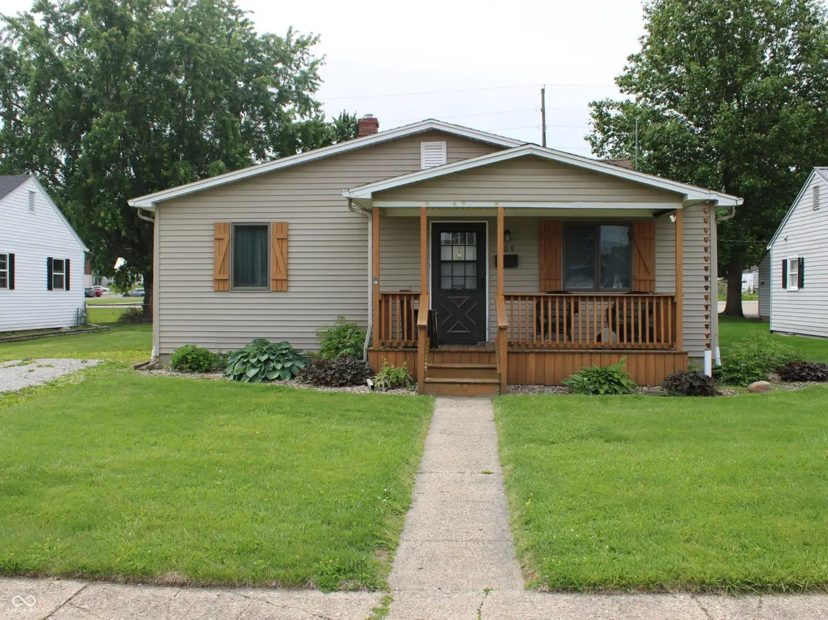 809 Cottage Avenue, Crawfordsville, IN 47933 - #1
