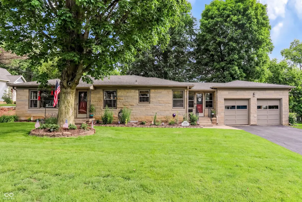 410 W Ash Street, Zionsville, IN 46077 - #1