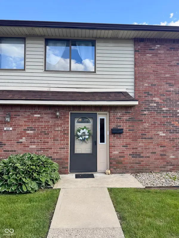 113 Greenwood Trail N, Greenwood, IN 46142