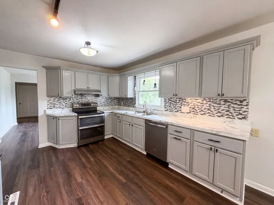 902 W Highland Drive, Shelbyville, IN 46176 - #2