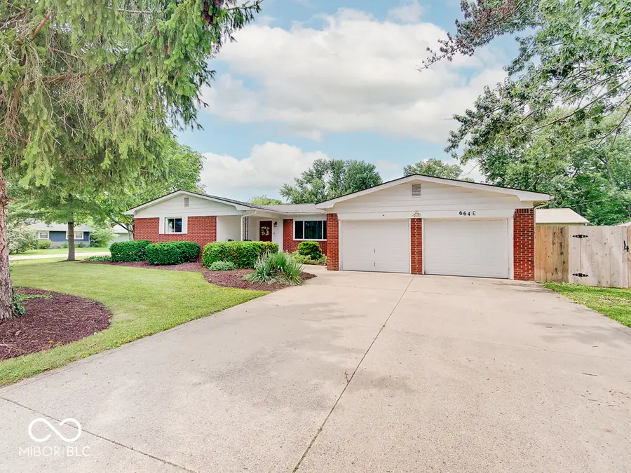 664 E Russell Lake Drive, Zionsville, IN 46077 - #2