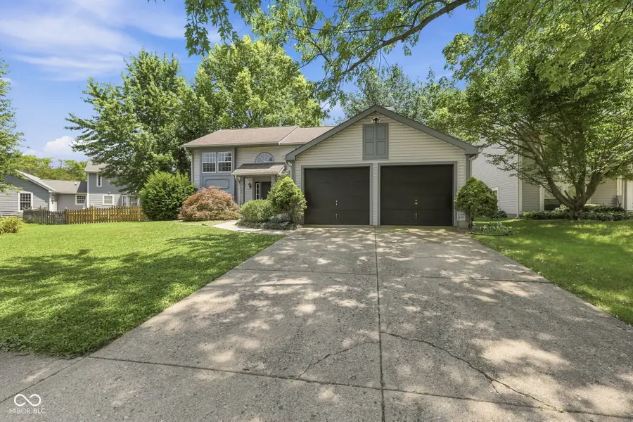 555 Hunters Trail, Greenwood, IN 46142 - #2