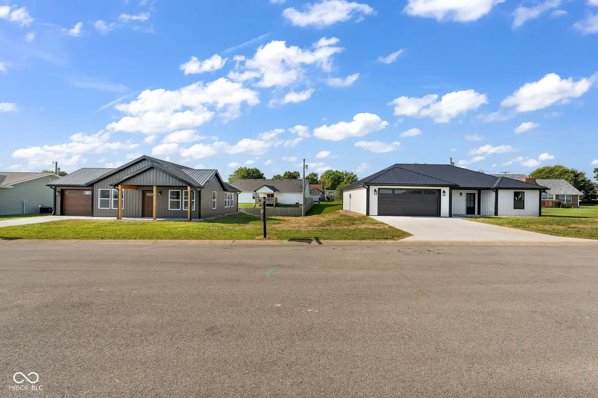 404-406 E College Street, Bainbridge, IN 46105 - #1