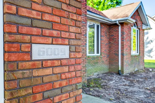 6009 E Pioneer Place, Columbus, IN 47203