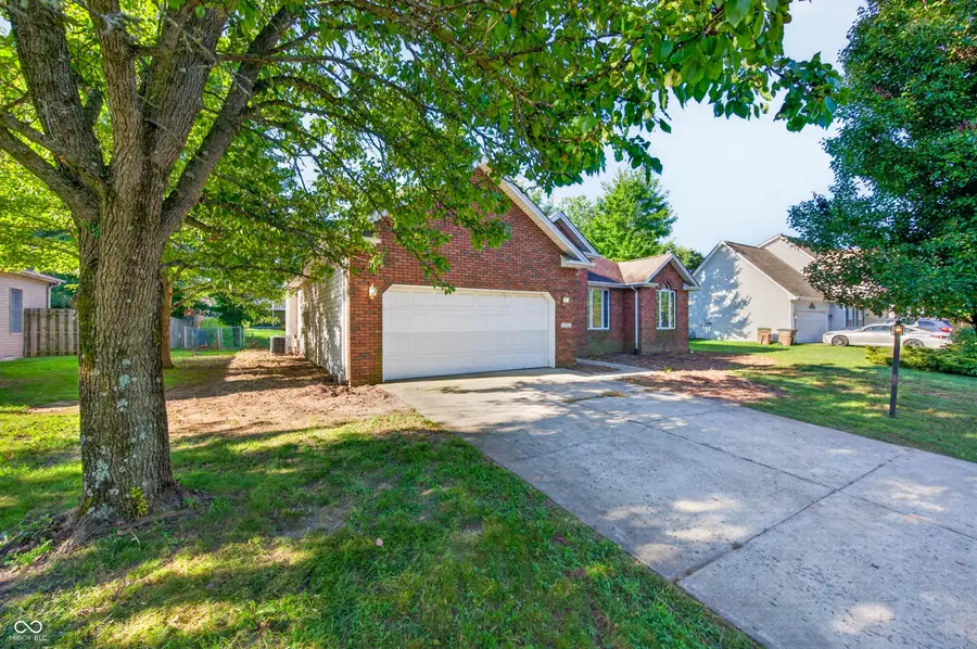 6009 E Pioneer Place, Columbus, IN 47203 - #2