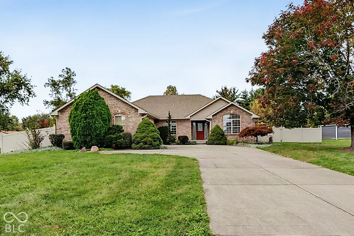 286 N Summerfield Drive N, Greenfield, IN 46140 - #1