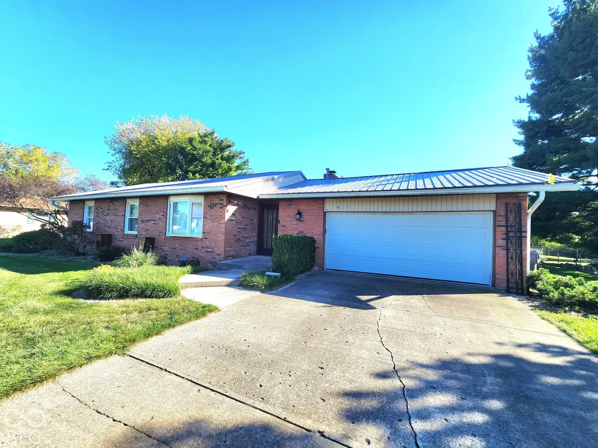 205 W 11th Street, Alexandria, IN 46001 - #1