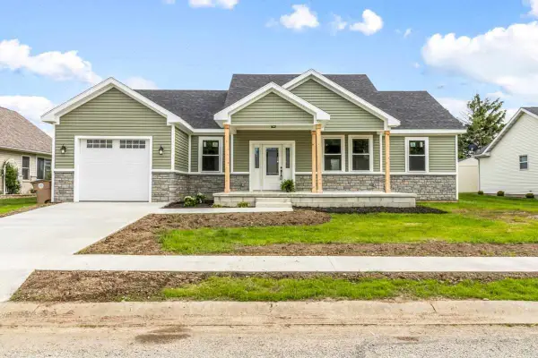 518 Lissaaron Dr., Winchester, IN 47394