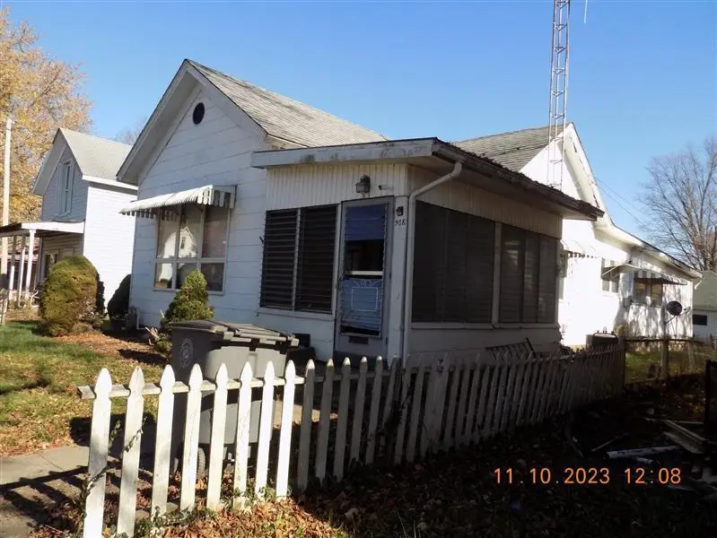 908 Walnut St, Connersville, IN 47331 - #1