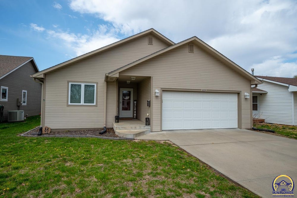 609 Oak St, Wamego, KS 66547 BHGRE
