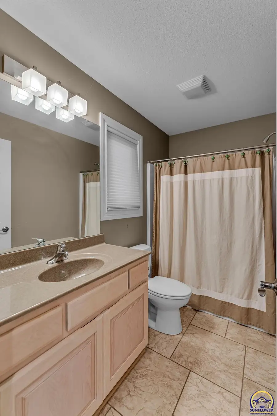 2240 SW Millers Glen Dr, Topeka, KS 66614 - Image #2