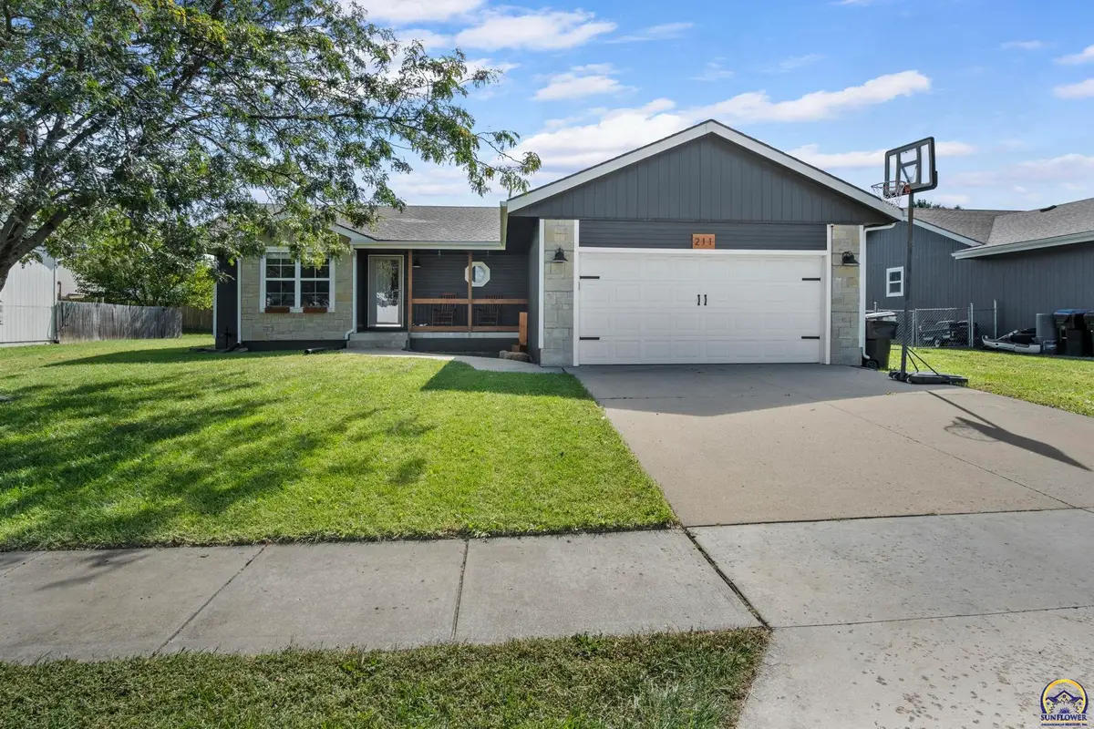 211 SE 44th Ter, Topeka, KS 66609 - Image #1