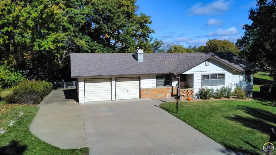 944 Oxford Dr, Emporia, KS 66801 - Image #2