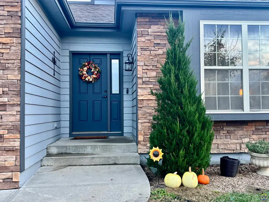 4844 NW Linwood Dr, Topeka, KS 66618 - Image #2