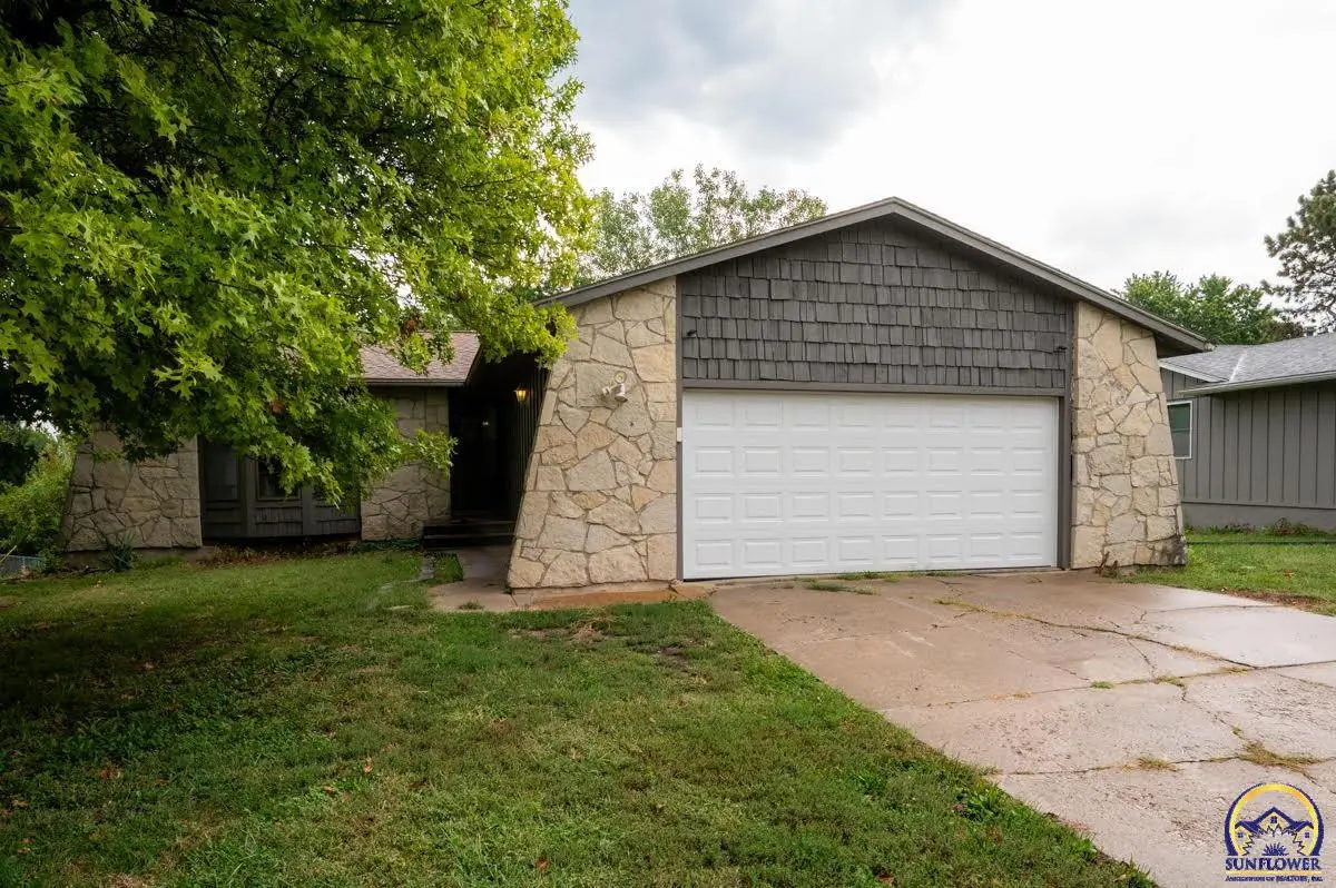 2504 SW Kingsrow Rd, Topeka, KS 66614 - Image #1