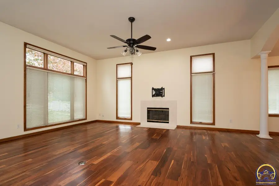 3633 SW Ashworth Pl, Topeka, KS 66614 - Image #2