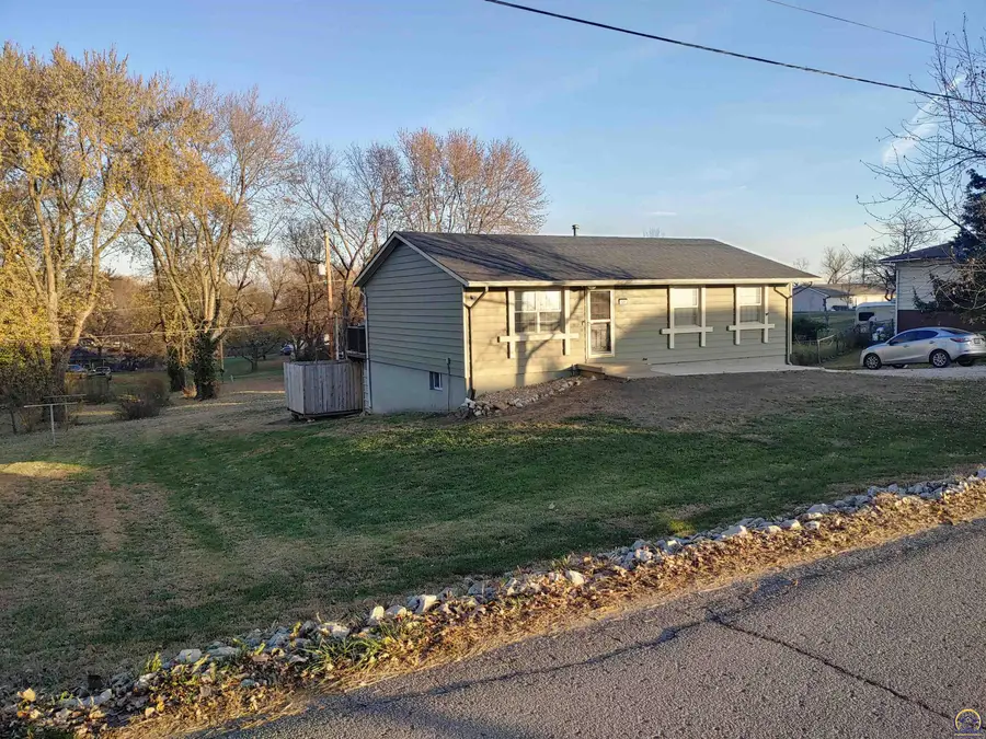 606 S Union St, McLouth, KS 66054 - Image #2