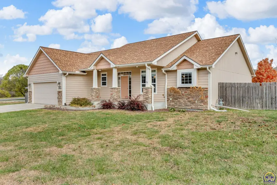 4218 SW Stonybrook Dr, Topeka, KS 66610 - Image #2