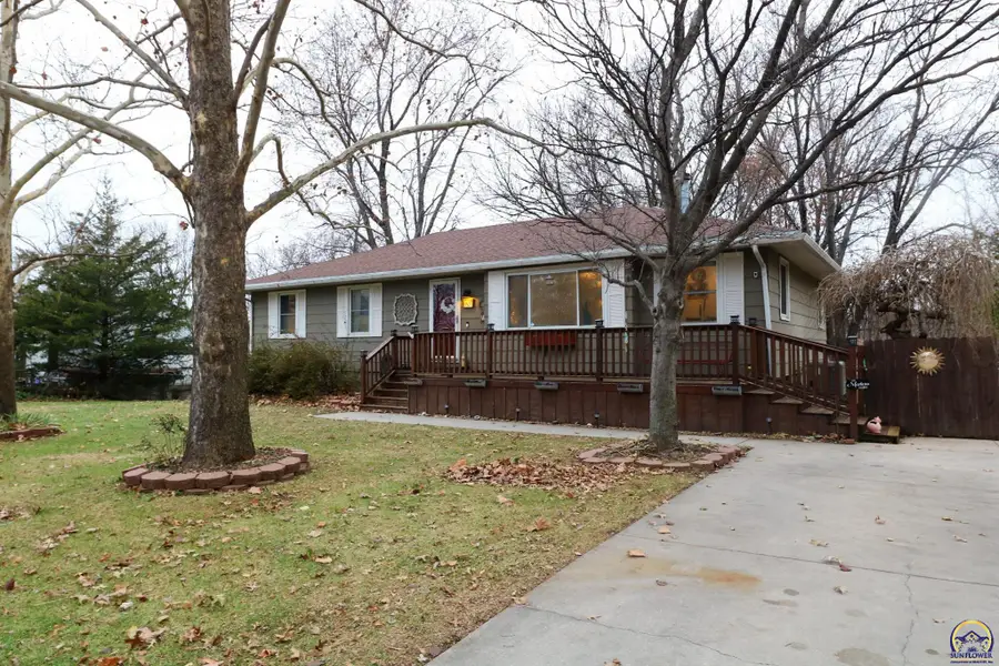 907 Thompson St, Emporia, KS 66801 - Image #2