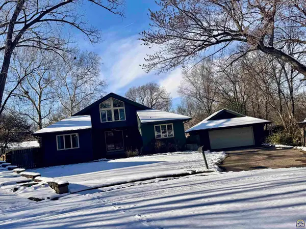 1918 SW Sieben Ct, Shawnee, KS 66611