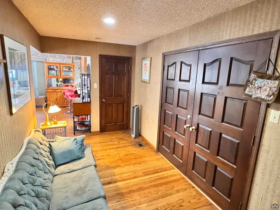 1918 SW Sieben Ct, Topeka, KS 66611 - Image #2